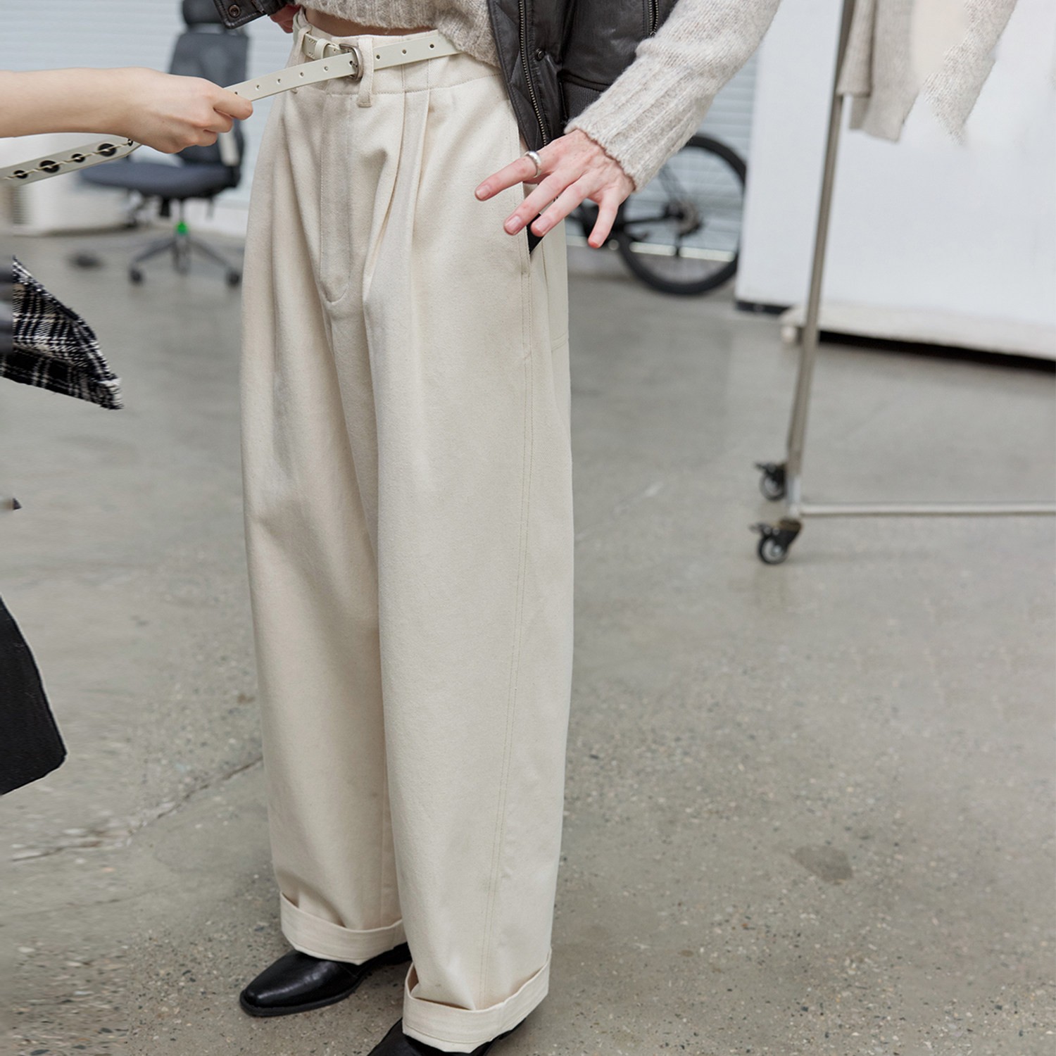 Off-White High-Waist Pleated Straight Wide-Leg Pants - Image 2