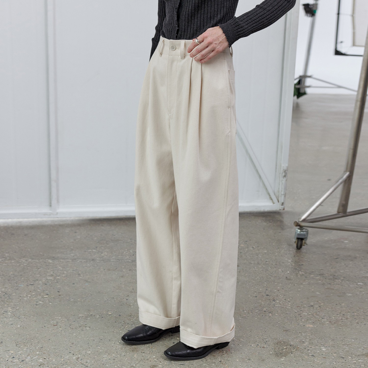 Off-White High-Waist Pleated Straight Wide-Leg Pants - Image 4